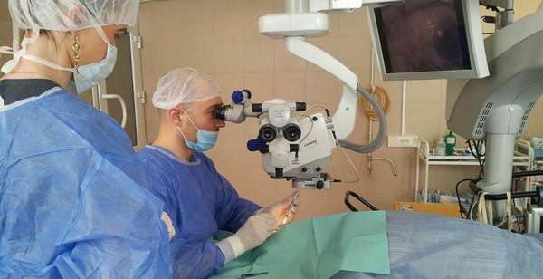 хирург проводит операцию на глаза